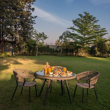 Stayvista'S Silver Grove - Serene Haven With Expansive Lawn & Terrace Nashik Bagian luar foto