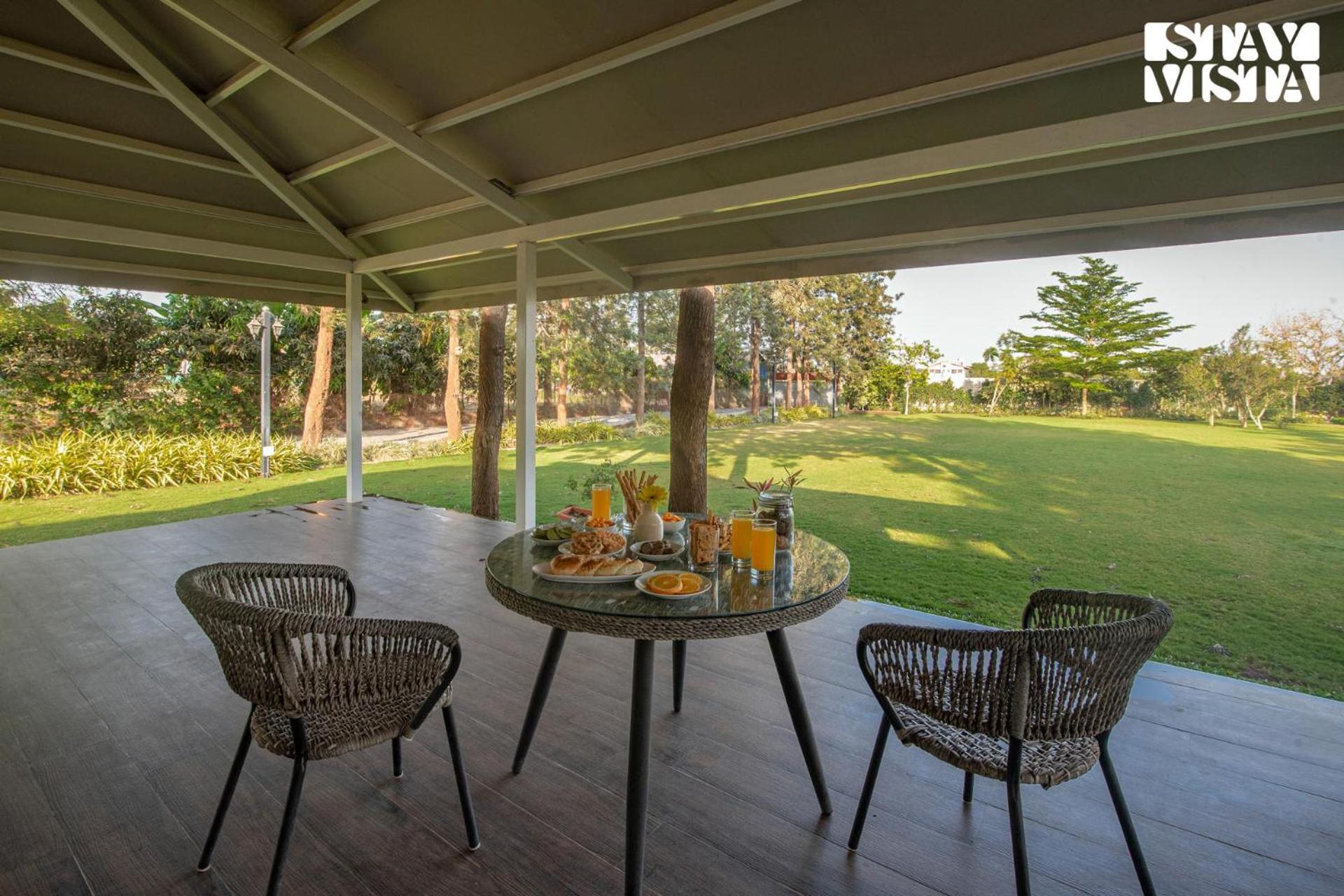 Stayvista'S Silver Grove - Serene Haven With Expansive Lawn & Terrace Nashik Bagian luar foto