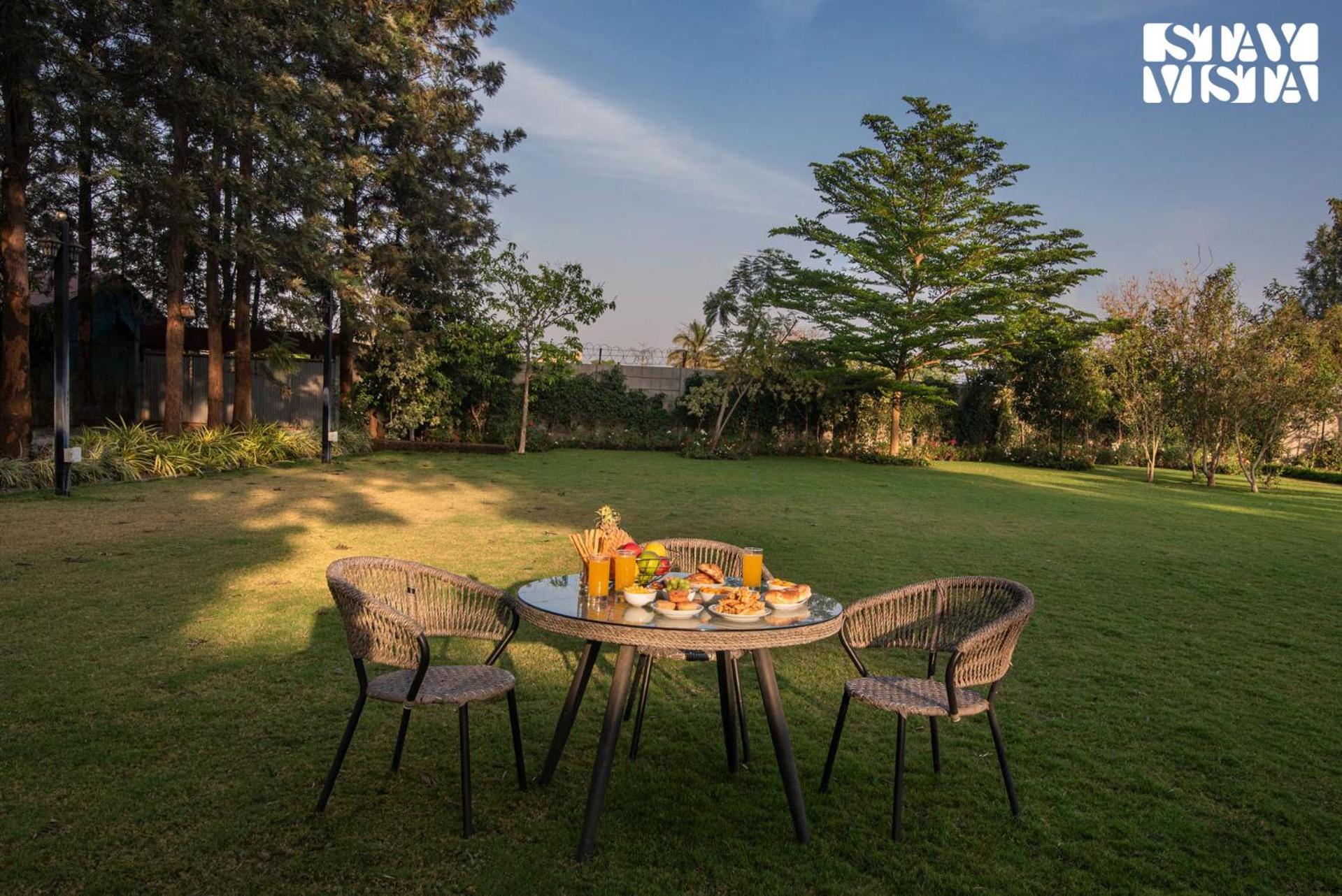 Stayvista'S Silver Grove - Serene Haven With Expansive Lawn & Terrace Nashik Bagian luar foto