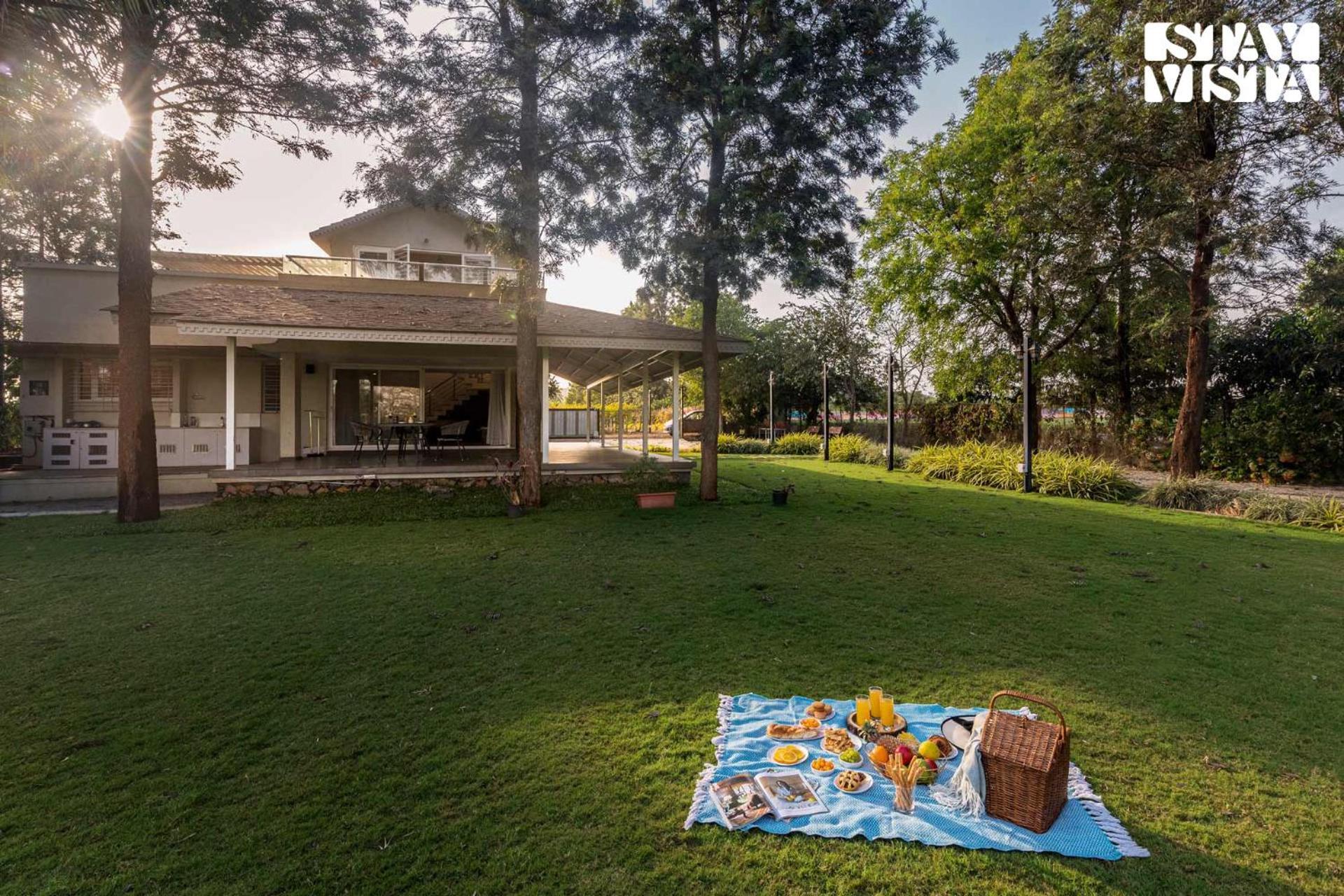 Stayvista'S Silver Grove - Serene Haven With Expansive Lawn & Terrace Nashik Bagian luar foto